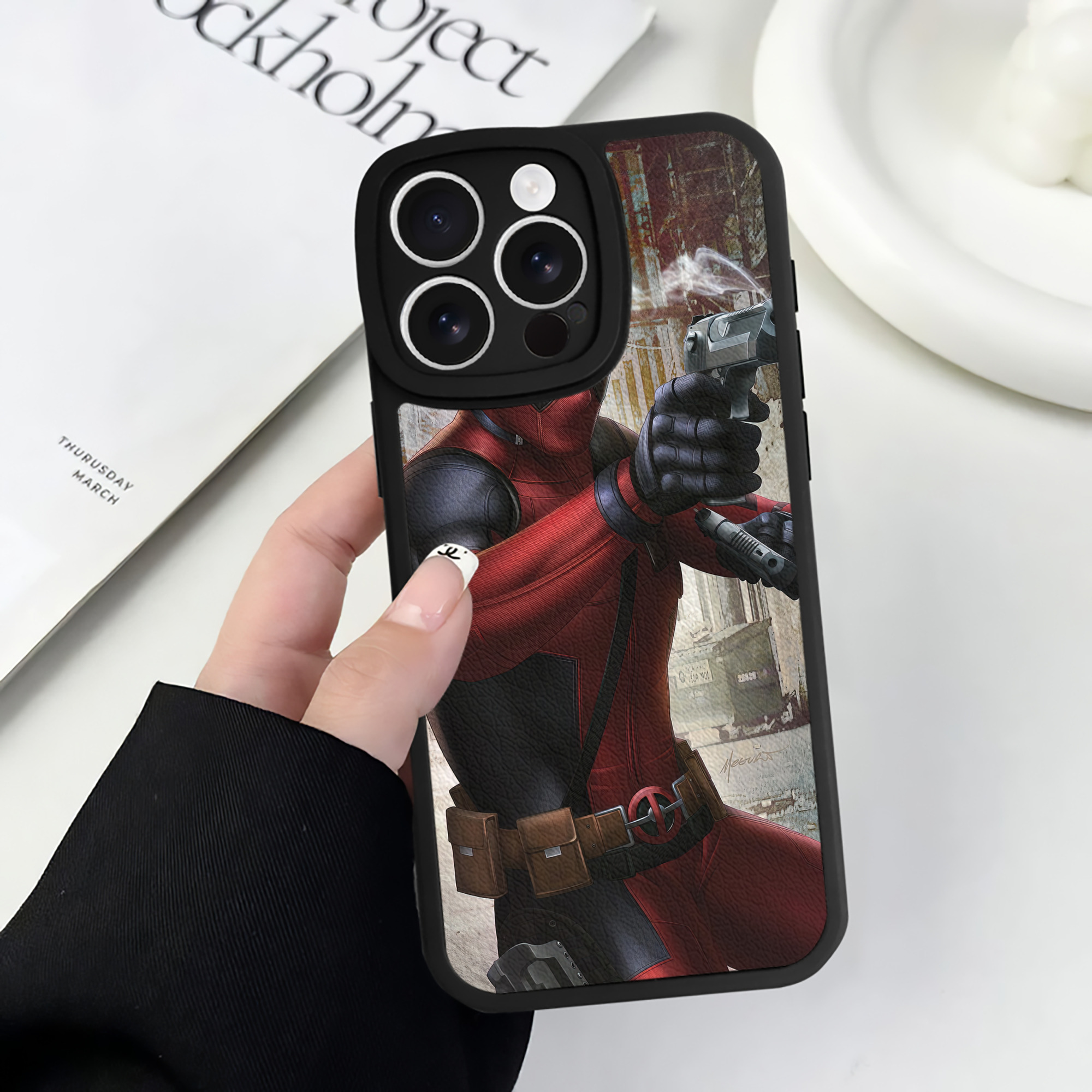 （画像用） Deadpool デッドプール 【iPhone 16シリーズ対応】シリコンスマホケース（レザー調） 材質：シリコン